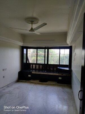 Bedroom in 2 BHK Apartment at Santacruz West – for Rent