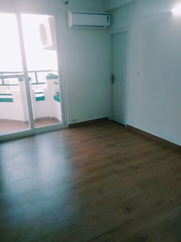 Room in 3 BHK Apartment at Unitech Palms, South City 1 – for Rent