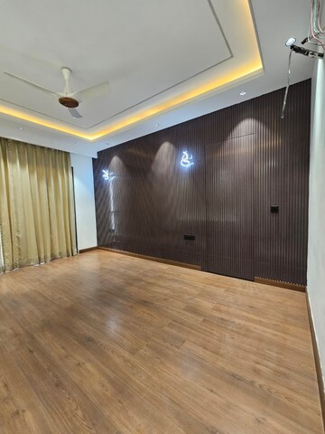 Room in 4 BHK Builder Floor at Ansal API Versalia, Sector 67a – for Sale