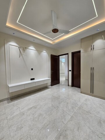 Room in 4 BHK Builder Floor at Ansal API Versalia, Sector 67a – for Sale