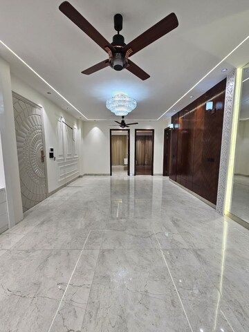 Room in 4 BHK Builder Floor at Ansal API Versalia, Sector 67a – for Sale