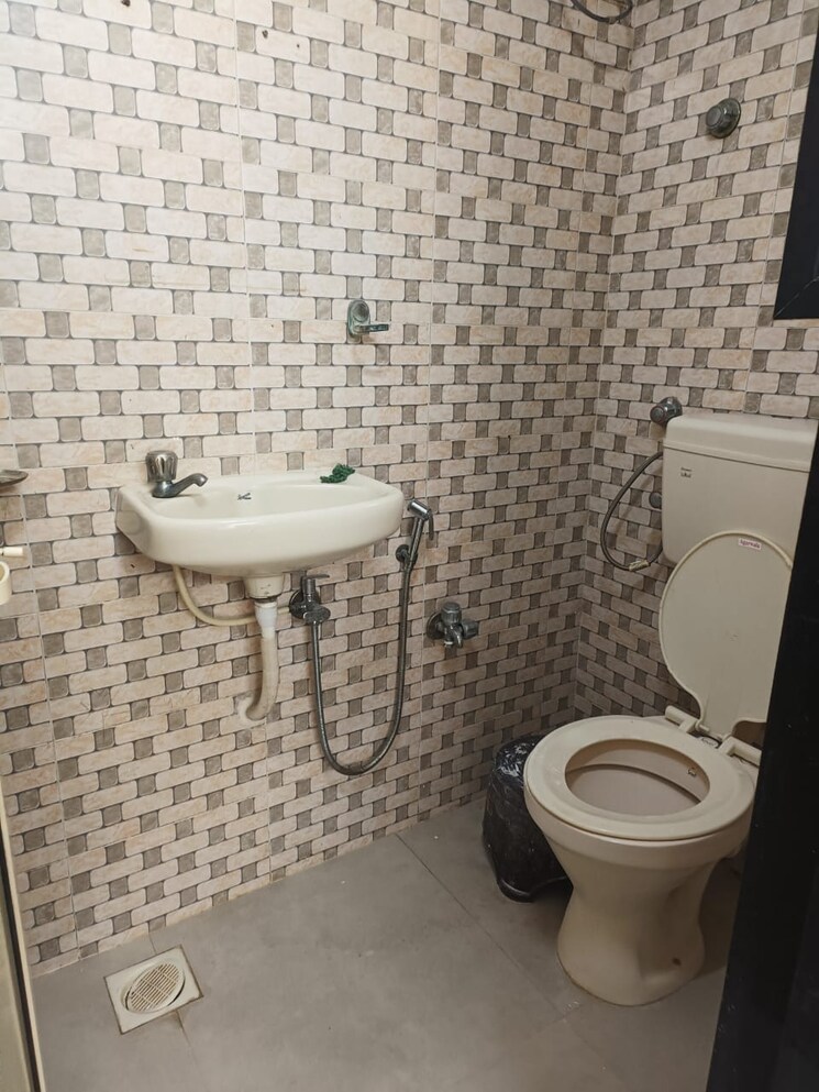 Bathroom, jai-ashoka-chs 2 Bedroom 860 Sq.Ft. Apartment In Goregaon East Mumbai 9588047