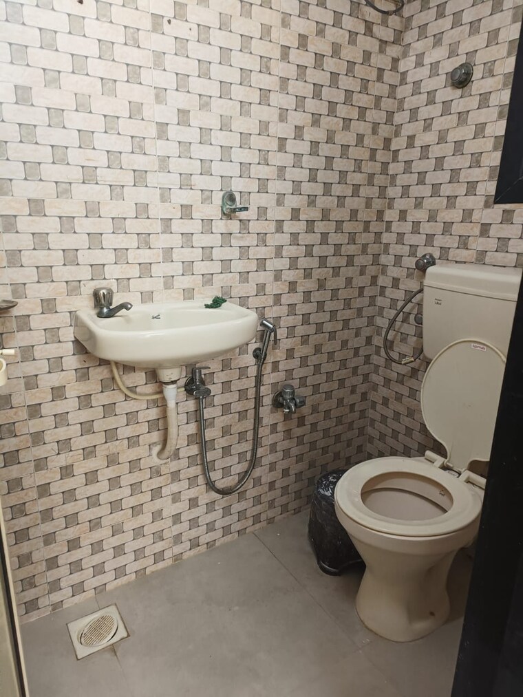 Bathroom, jai-ashoka-chs 2 Bedroom 860 Sq.Ft. Apartment In Goregaon East Mumbai 9588047