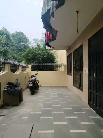 Parking in 3 BHK Builder Floor at Jor Bagh – for Rent