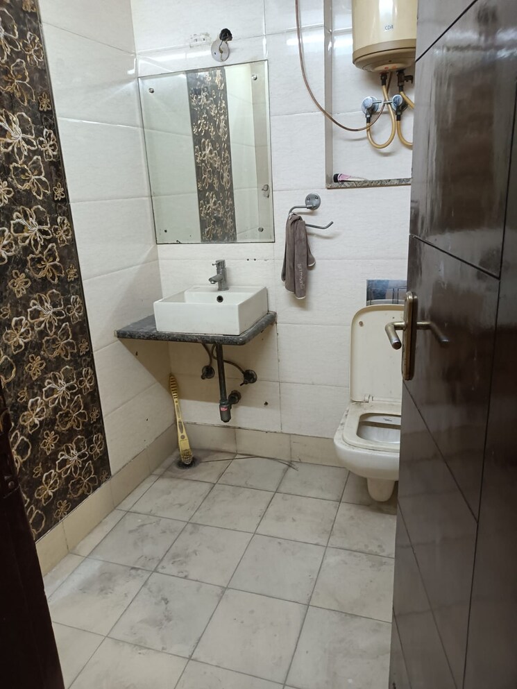 Bathroom, vivek vihar 3 Bedroom 1250 Sq.Ft. Builder Floor In Vivek Vihar Delhi 9588131