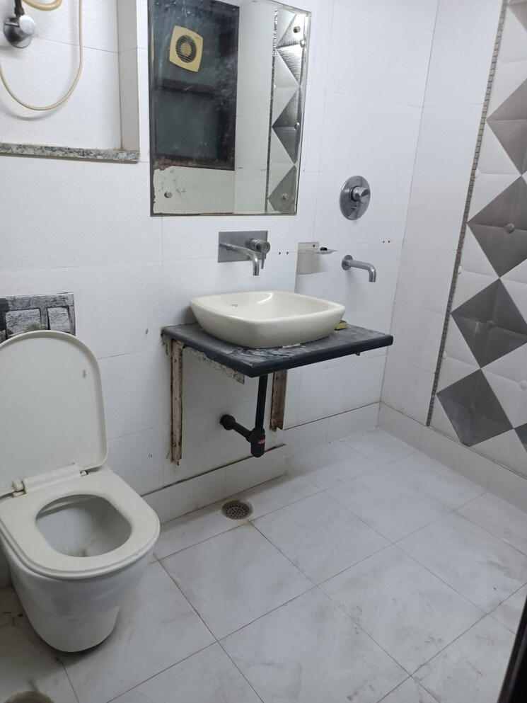 Bathroom, vivek vihar 3 Bedroom 1250 Sq.Ft. Builder Floor In Vivek Vihar Delhi 9588131