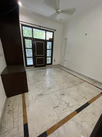 Room in 3 BHK Builder Floor at Jor Bagh – for Rent