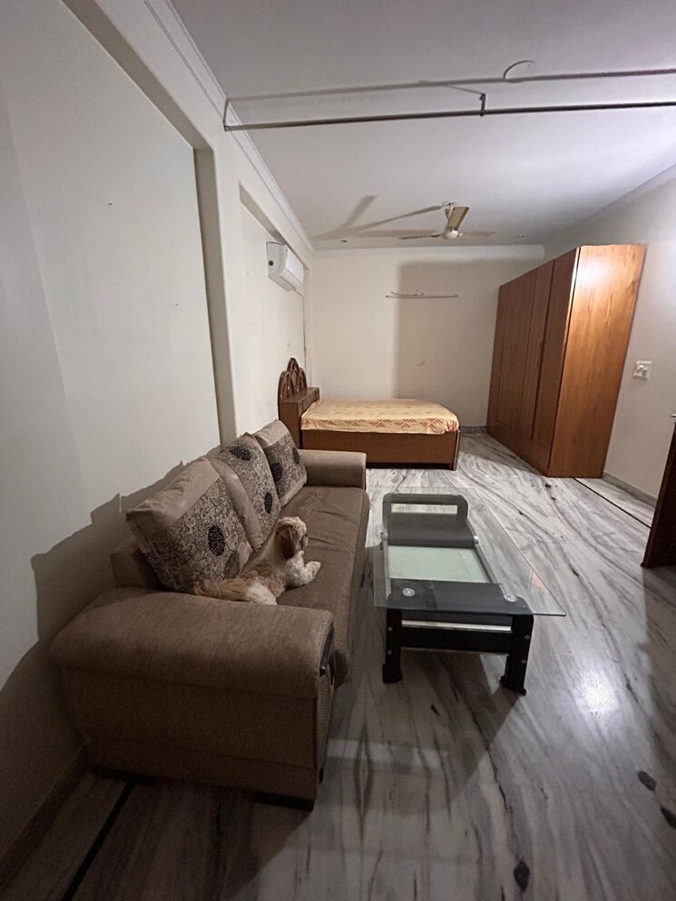 Living Room, jor bagh 3 Bedroom 375 Sq.Yd. Builder Floor In Jor Bagh Delhi 9588081