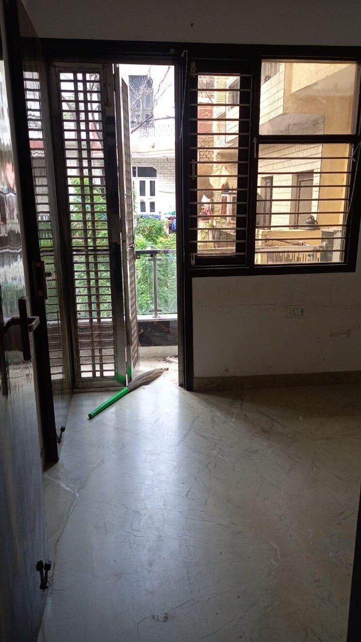 Room, rohini sector 8 2 Bedroom 650 Sq.Ft. Builder Floor In Rohini Sector 8 Delhi 9588193