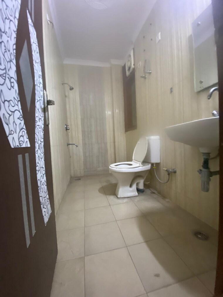 Bathroom, vasant kunj 3 Bedroom 250 Sq.Yd. Builder Floor In Vasant Kunj Delhi 9588222