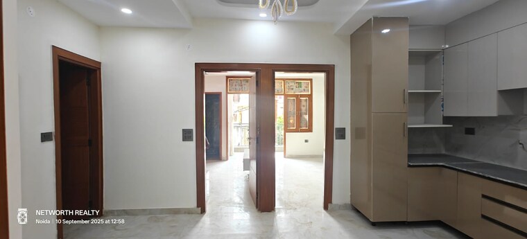 Room, sector 73 3 Bedroom 1400 Sq.Ft. Builder Floor In Sector 73 Noida 9588246