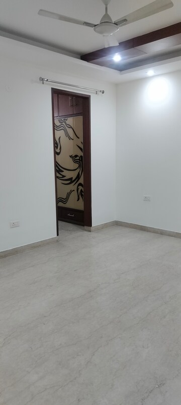 Room in 4 BHK Builder Floor at Janakpuri – for Rent