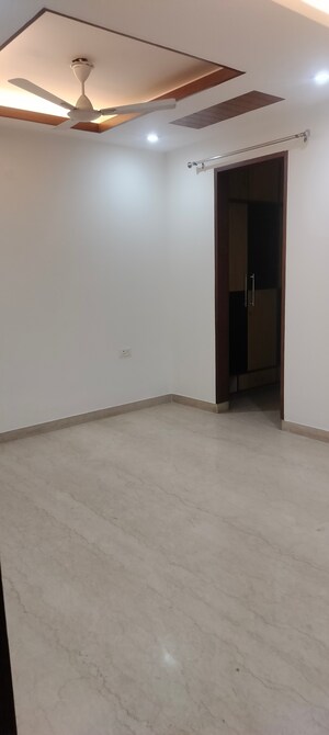 Room in 4 BHK Builder Floor at Janakpuri – for Rent