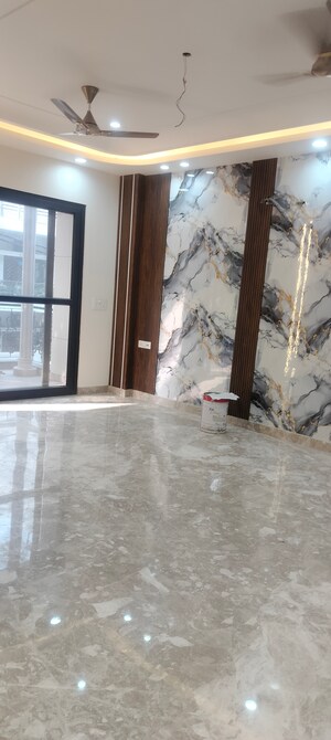 Room in 4 BHK Builder Floor at Janakpuri – for Sale