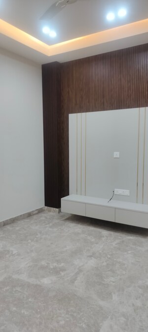 Room in 4 BHK Builder Floor at Janakpuri – for Sale