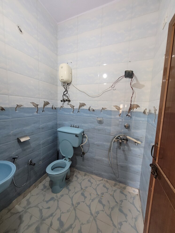 Bathroom, dilshad colony 2 Bedroom 850 Sq.Ft. Builder Floor In Dilshad Colony Delhi 9588699