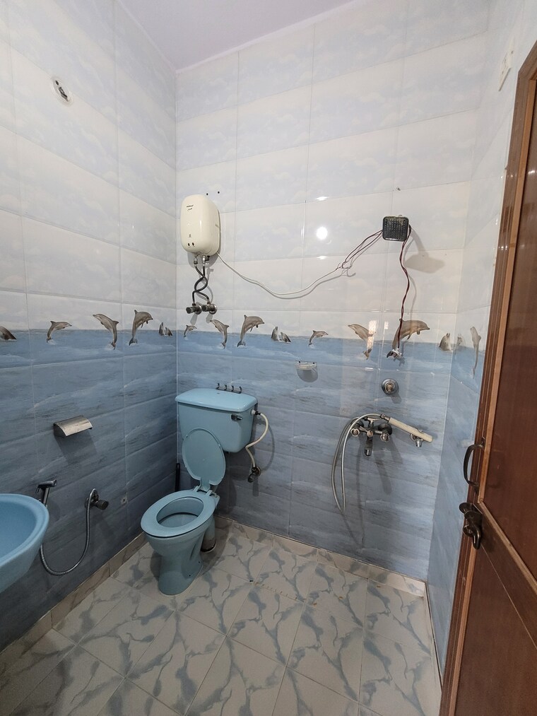 Bathroom, dilshad colony 2 Bedroom 850 Sq.Ft. Builder Floor In Dilshad Colony Delhi 9588699