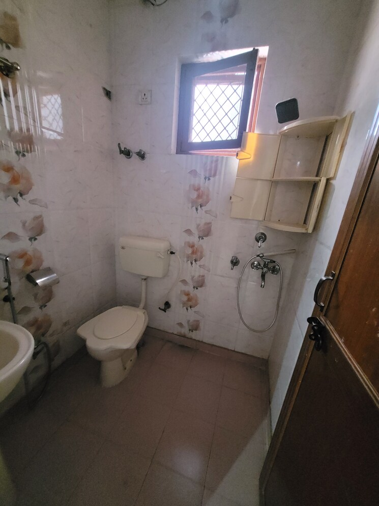 Bathroom, dilshad colony 2 Bedroom 850 Sq.Ft. Builder Floor In Dilshad Colony Delhi 9588699