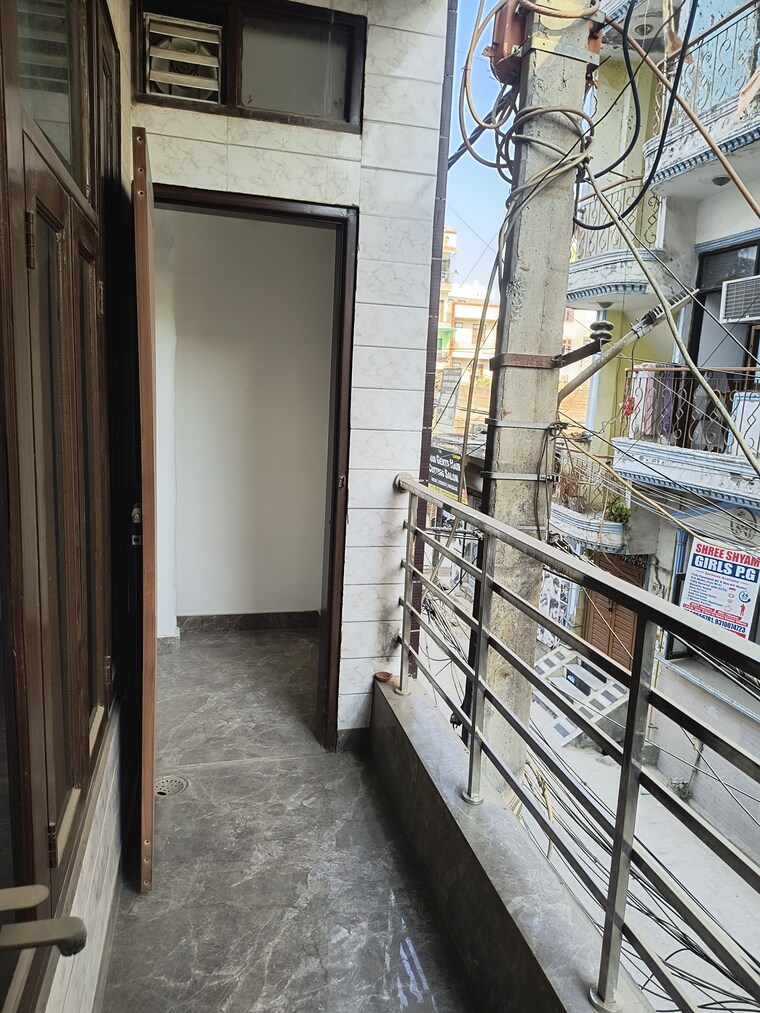 Balcony, dwarka mor 3 Bedroom 100 Sq.Yd. Builder Floor In Dwarka Mor Delhi 9588796