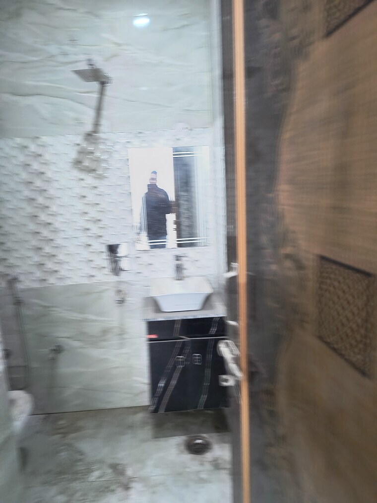 Bathroom, dwarka mor 3 Bedroom 100 Sq.Yd. Builder Floor In Dwarka Mor Delhi 9588796