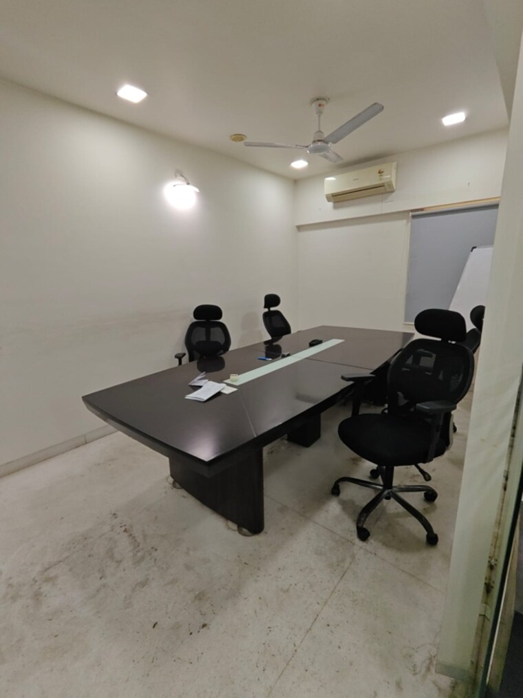 Common Area, swargate Commercial Office Space 1075 Sq.Ft. In Swargate Pune 9588889