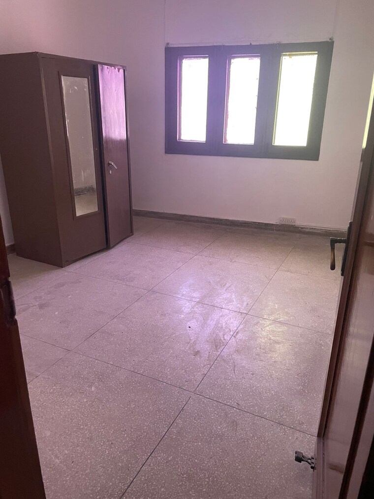 Room, tara-apartments 1 Bedroom 60 Sq.Yd. Builder Floor In Kalkaji Delhi 9588899