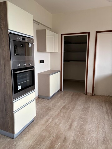 Room in 4 BHK Apartment at Vijay Char Rasta – for Rent