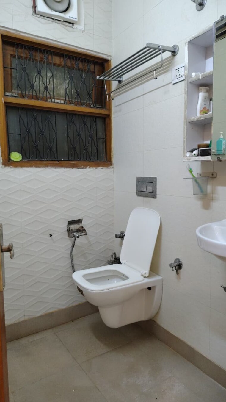 Bathroom, janakpuri 3 Bedroom 225 Sq.Yd. Builder Floor In Janakpuri Delhi 9588934