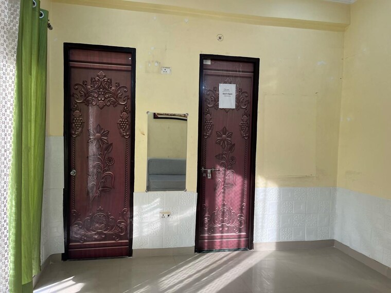 Room, gomti nagar 3 Bedroom 1850 Sq.Ft. Apartment In Gomti Nagar Lucknow 9588968