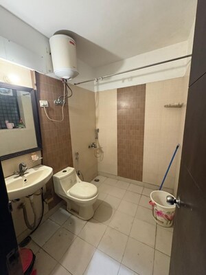 Attached Bathroom in 1 RK Builder Floor at RWA Chittaranjan Park Block R, Chittaranjan Park – for Rent