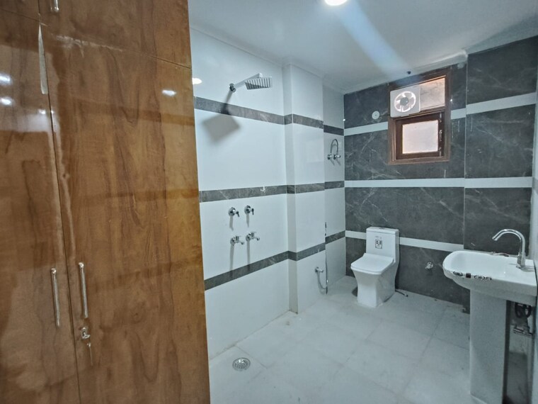 Bathroom, nidhi-exclusive-floors 3 Bedroom 1500 Sq.Ft. Apartment In Mehrauli Delhi 9589207