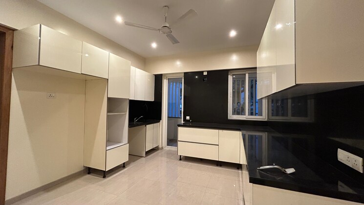 Room, inc-boston 4 Bedroom 4300 Sq.Ft. Apartment In Prabhat Road Pune 9589225