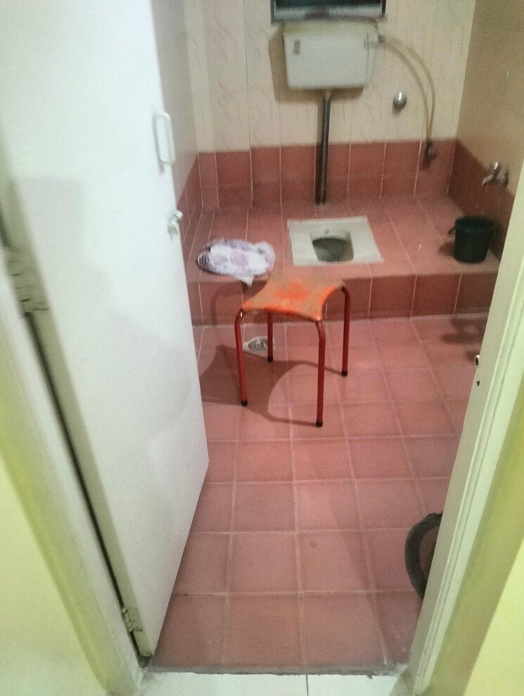 Bathroom, oxford-blues 1 Bedroom 555 Sq.Ft. Apartment In Wanowrie Pune 9589261