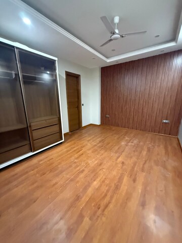 Room in 4 BHK Builder Floor at Sushant Lok I – for Rent
