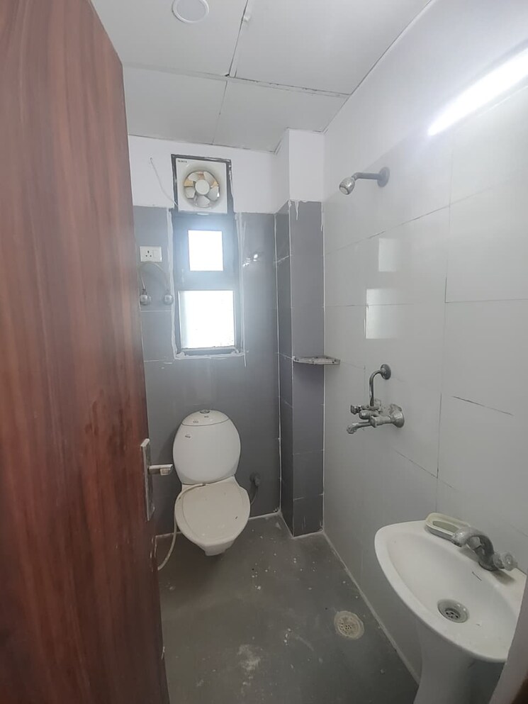 Bathroom, urbtech-hilston 3 Bedroom 1650 Sq.Ft. Apartment In Sector 79 Noida 9589427