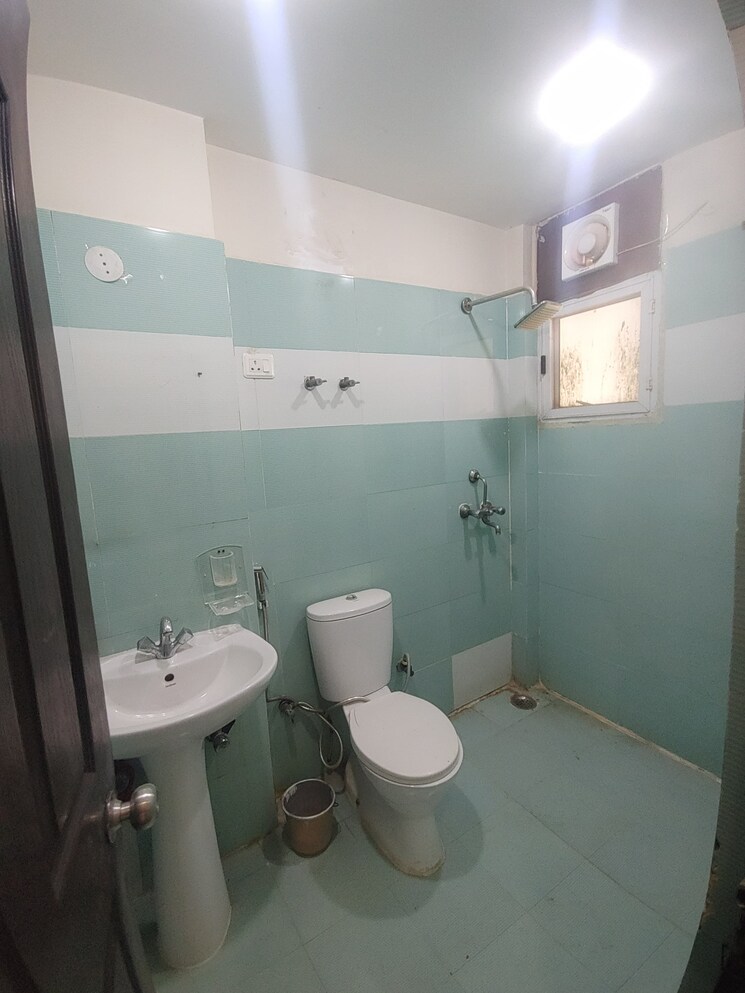 Bathroom, urbtech-hilston 3 Bedroom 1650 Sq.Ft. Apartment In Sector 79 Noida 9589427