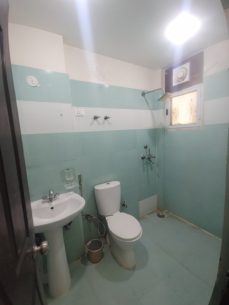 Bathroom, urbtech-hilston 3 Bedroom 1650 Sq.Ft. Apartment In Sector 79 Noida 9589427
