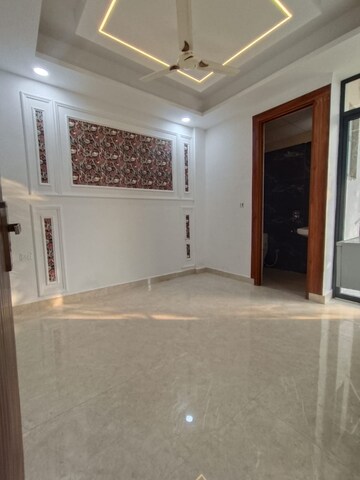 Room in 3.5 BHK Apartment at Mahagun Mezzaria, Sector 78 – for Rent