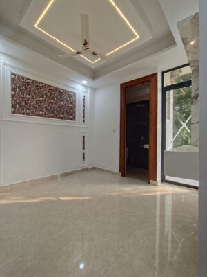 Room in 3.5 BHK Apartment at Mahagun Mezzaria, Sector 78 – for Rent