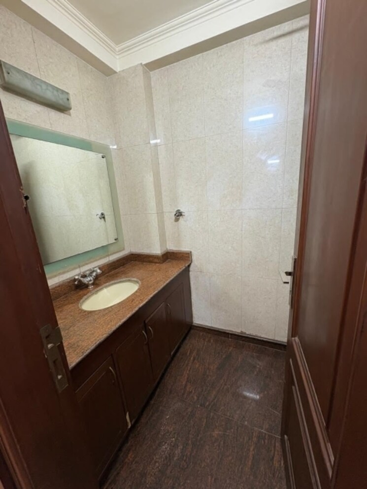 Attached Bathroom, kalkaji 3 Bedroom 2000 Sq.Ft. Builder Floor In Kalkaji Delhi 9576310