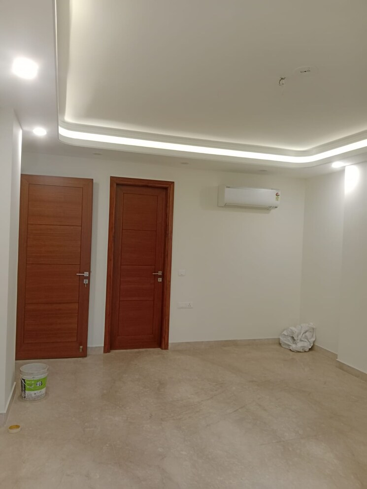 Room, anand lok 4 Bedroom 400 Sq.Yd. Builder Floor In Anand Lok Delhi 9589565
