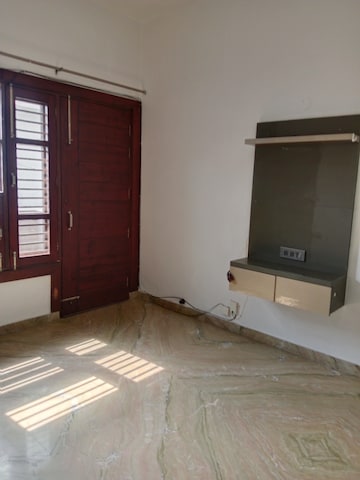 Room in 2 BHK Builder Floor at Sector 18 – for Rent