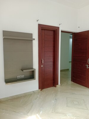 Room in 2 BHK Builder Floor at Sector 18 – for Rent