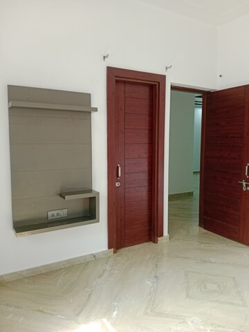 Room in 2 BHK Builder Floor at Sector 18 – for Rent