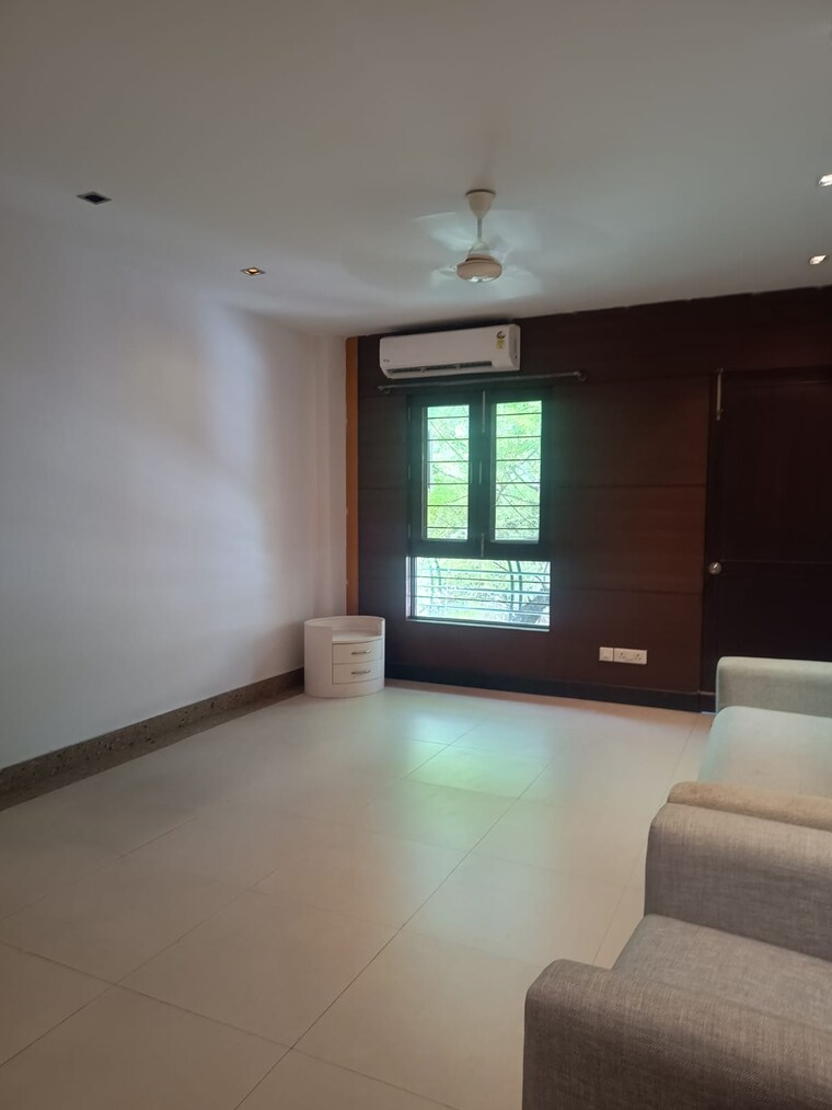 Room, anand lok 4 Bedroom 400 Sq.Yd. Builder Floor In Anand Lok Delhi 9589587