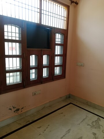 Room in 2 BHK Builder Floor at Sector 18 – for Rent