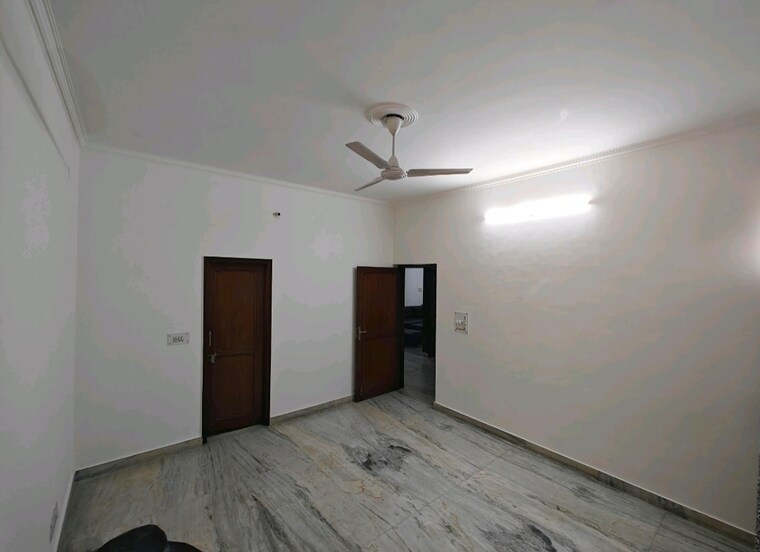 Room, dlf-centre-point 3 Bedroom 31500 Sq.Ft. Independent House In Sector 11 Faridabad 9589626