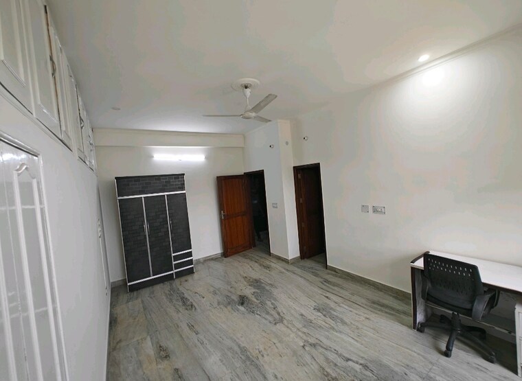 Room, dlf-centre-point 3 Bedroom 31500 Sq.Ft. Independent House In Sector 11 Faridabad 9589626