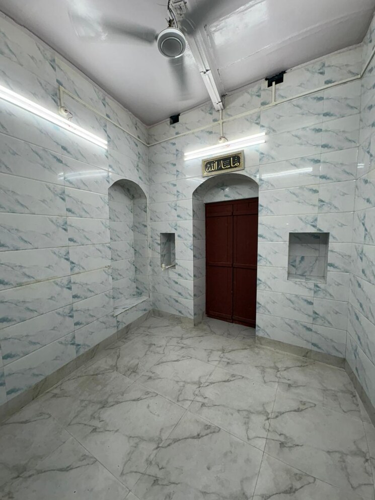Bathroom, park street Commercial Showroom 2500 Sq.Ft. In Park Street Kolkata 9589696