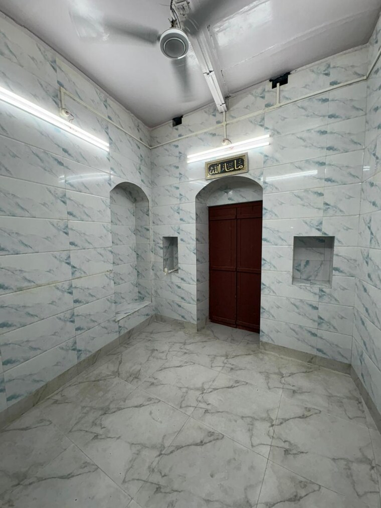 Bathroom, park street Commercial Showroom 2500 Sq.Ft. In Park Street Kolkata 9589696